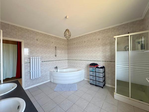 Maison T10 et plus, plain-pied total, volumes rares, potentiel multiple : un bien hors normes.