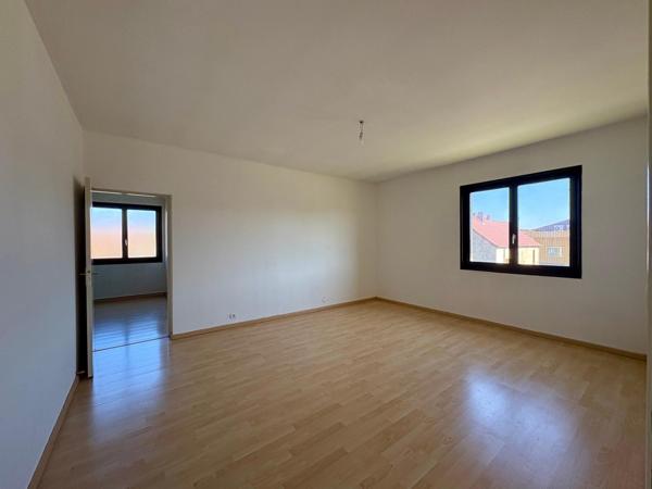 Maison T10 et plus, plain-pied total, volumes rares, potentiel multiple : un bien hors normes.