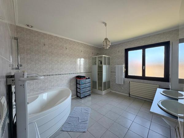 Maison T10 et plus, plain-pied total, volumes rares, potentiel multiple : un bien hors normes.