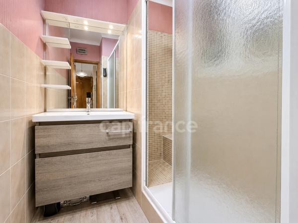 Maison plain pied de 80 m² avec 4 pièces, piscine jacuzzi et panneaux solaires à Vergèze