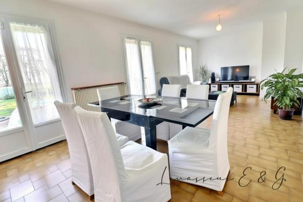 LA DRENNE - PAVILLON DE PLAIN-PIED AVEC SOUS-SOL TOTAL, TERRASSE DE 70 M² ET TERRAIN DE 1 144 M²