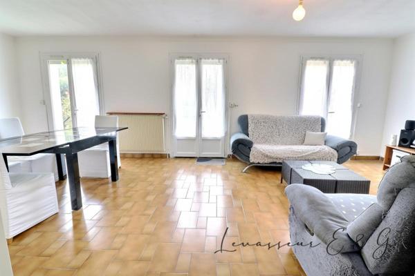 LA DRENNE - PAVILLON DE PLAIN-PIED AVEC SOUS-SOL TOTAL, TERRASSE DE 70 M² ET TERRAIN DE 1 144 M²