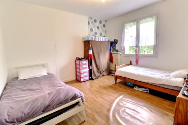 LA DRENNE - PAVILLON DE PLAIN-PIED AVEC SOUS-SOL TOTAL, TERRASSE DE 70 M² ET TERRAIN DE 1 144 M²