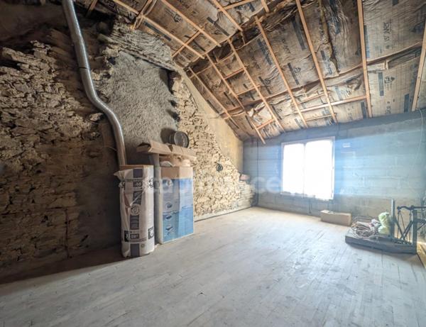 A vendre, Maison en pierres à rénover avec 2 hectares de terrain plat à Carentoir – Idéal chevaux et projets nature.”