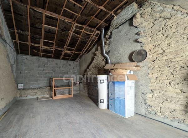 A vendre, Maison en pierres à rénover avec 2 hectares de terrain plat à Carentoir – Idéal chevaux et projets nature.”