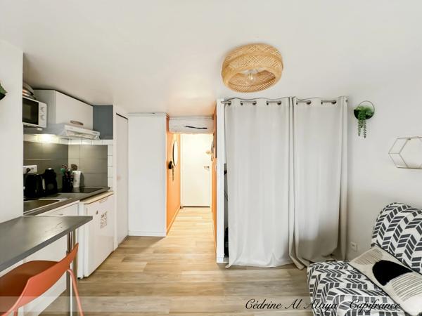 LA ROCHELLE, centre historique, STUDIO MEUBLÉ et rénové de 16m2, 1er étage, local à vélos