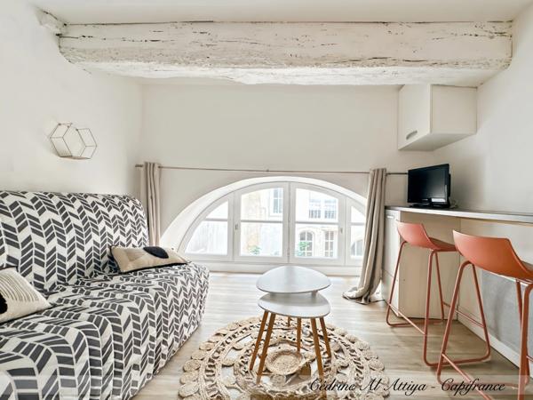 LA ROCHELLE, centre historique, STUDIO MEUBLÉ et rénové de 16m2, 1er étage, local à vélos