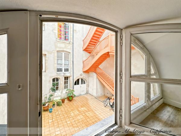 LA ROCHELLE, centre historique, STUDIO MEUBLÉ et rénové de 16m2, 1er étage, local à vélos