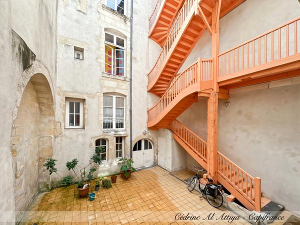 LA ROCHELLE, centre historique, STUDIO MEUBLÉ et rénové de 16m2, 1er étage, local à vélos