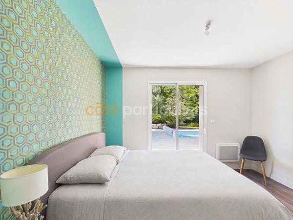Vente
                Maison126,76 m² - 6 Pièces -
                    LES MATHES (17570)