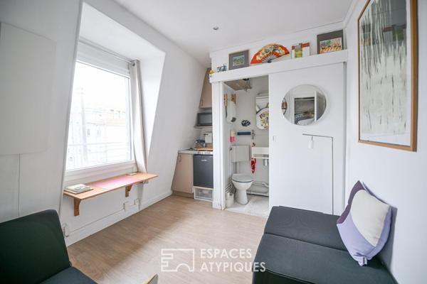 Chambre de service aménagée en studio avec vue sur Tour Eiffel