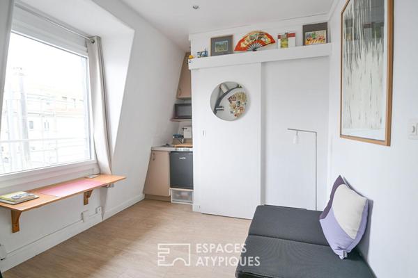 Chambre de service aménagée en studio avec vue sur Tour Eiffel