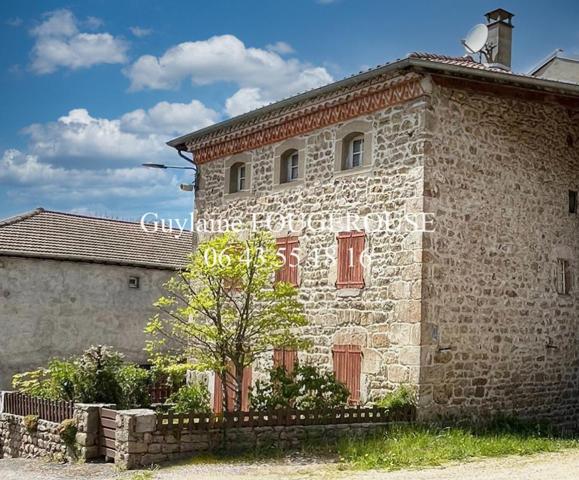 Maison en pierre avec cour