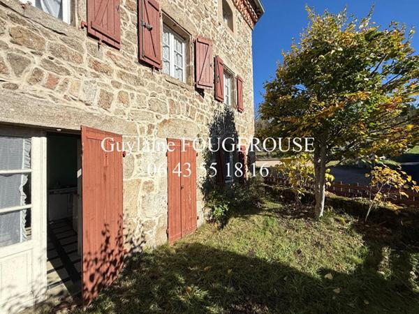 Maison en pierre avec cour