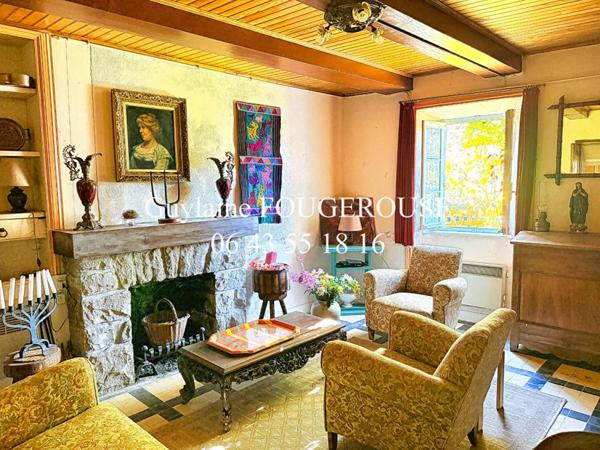 Maison en pierre avec cour