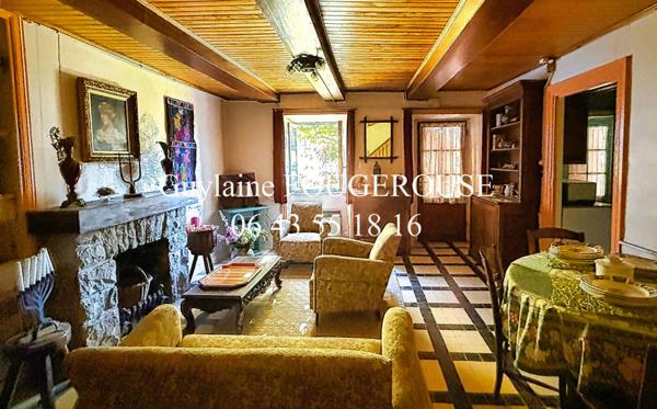 Maison en pierre avec cour