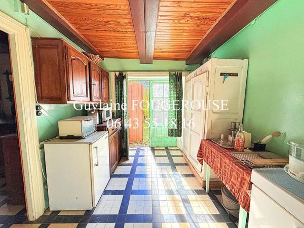 Maison en pierre avec cour