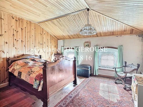 Maison en pierre avec cour