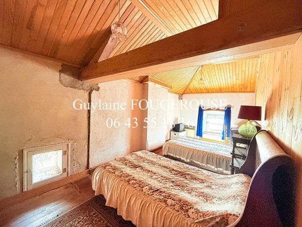 Maison en pierre avec cour