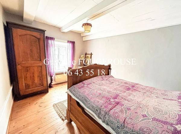 Maison en pierre avec cour