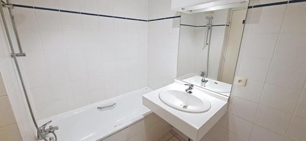 Dernier étage : T2 avec beux séjour et terrasse, cave