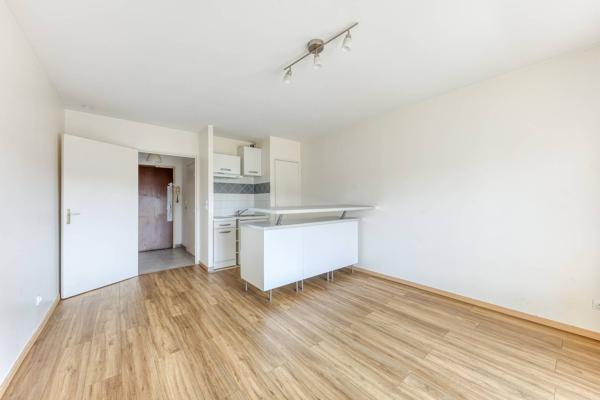 A VENDRE STUDIO PROCHE GARE A PIED AVEC BALCON ET PARKING !