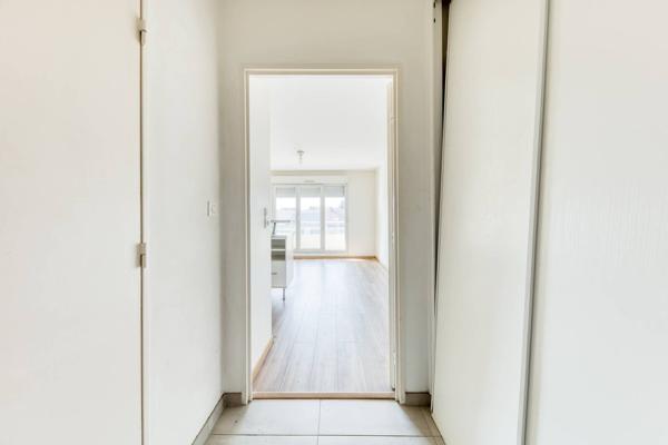 A VENDRE STUDIO PROCHE GARE A PIED AVEC BALCON ET PARKING !