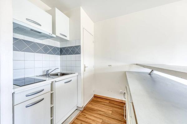 A VENDRE STUDIO PROCHE GARE A PIED AVEC BALCON ET PARKING !