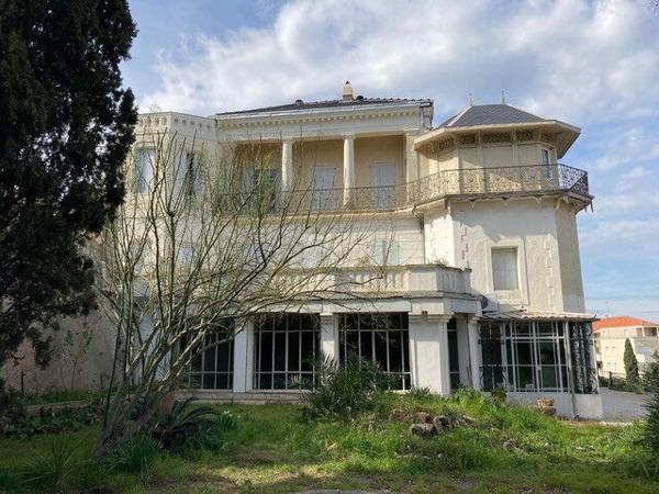 Bel appartement meublé de 270 m² - Libre