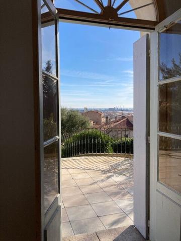 Bel appartement meublé de 270 m² - Libre