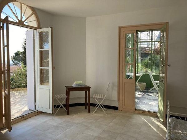Bel appartement meublé de 270 m² - Libre