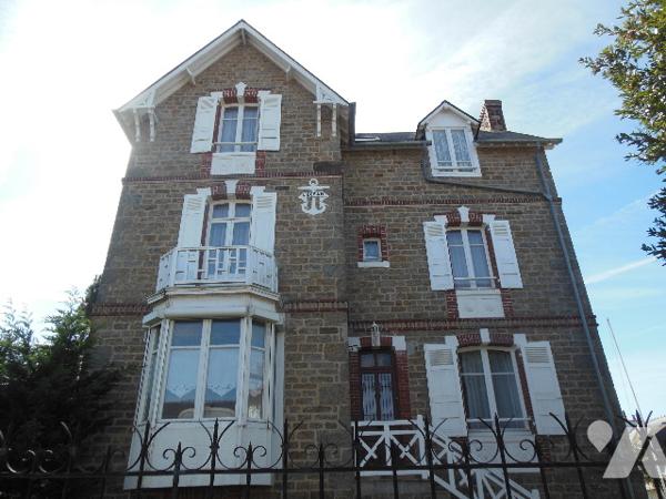 Propriété usage d'habitation 300 m de la mer composée une maison principale Bâtiment Garage Terrain