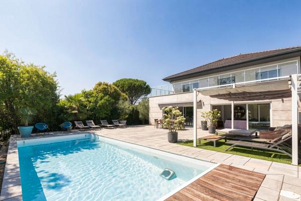 Maison
         7 pièces
        - 285 m² Bien prestige 890 000 € *