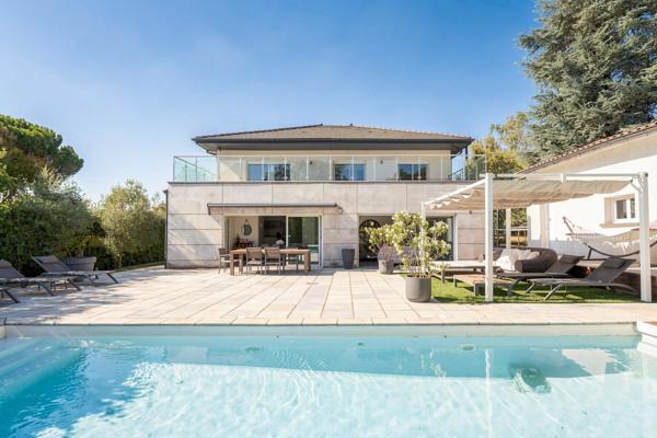 Maison
         7 pièces
        - 285 m² Bien prestige 890 000 € *