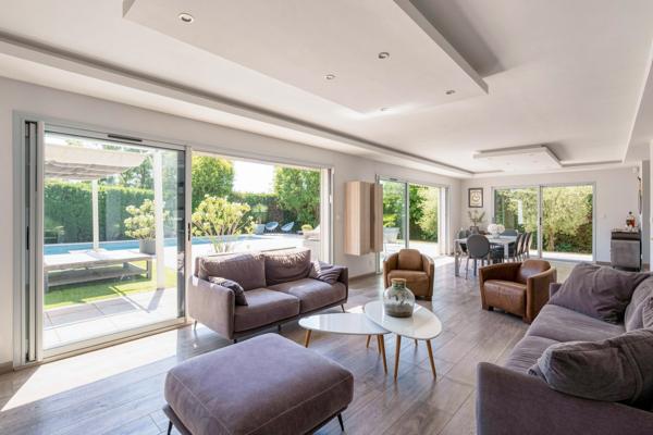 Maison
         7 pièces
        - 285 m² Bien prestige 890 000 € *
