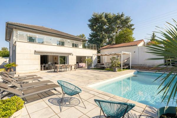 Maison
         7 pièces
        - 285 m² Bien prestige 890 000 € *