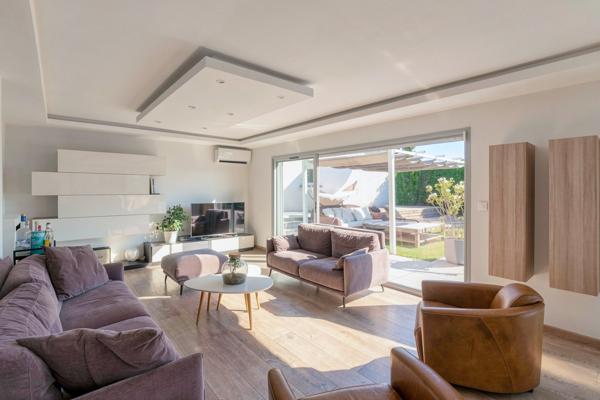 Maison
         7 pièces
        - 285 m² Bien prestige 890 000 € *