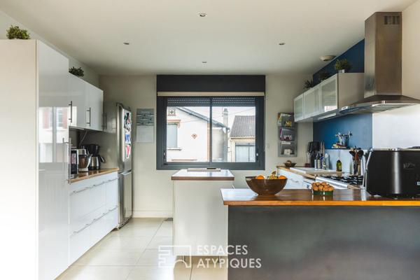 Maison de ville rénovée avec garage et jardin