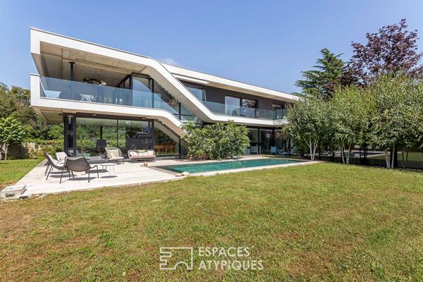 Villa d’architecte aux lignes modernes avec piscine dans le Bourg de Caluire-et-Cuire