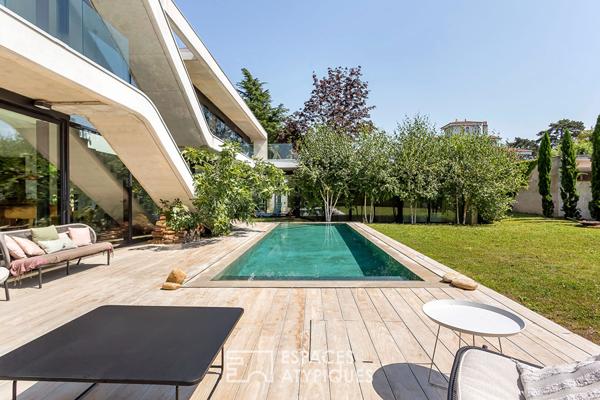 Villa d’architecte aux lignes modernes avec piscine dans le Bourg de Caluire-et-Cuire