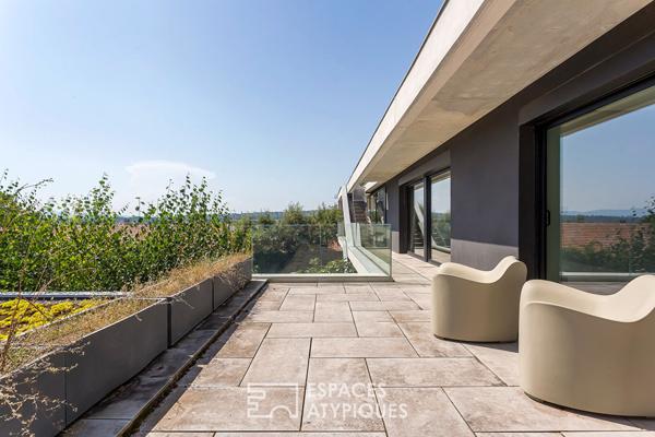Villa d’architecte aux lignes modernes avec piscine dans le Bourg de Caluire-et-Cuire