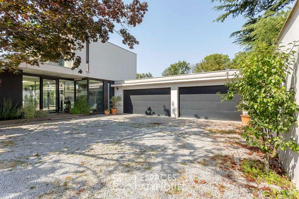 Villa d’architecte aux lignes modernes avec piscine dans le Bourg de Caluire-et-Cuire