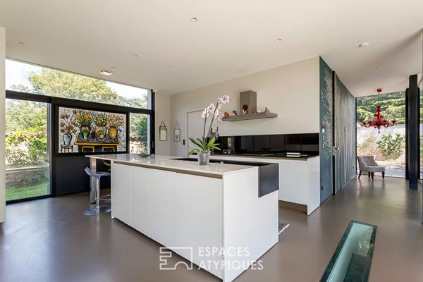 Villa d’architecte aux lignes modernes avec piscine dans le Bourg de Caluire-et-Cuire