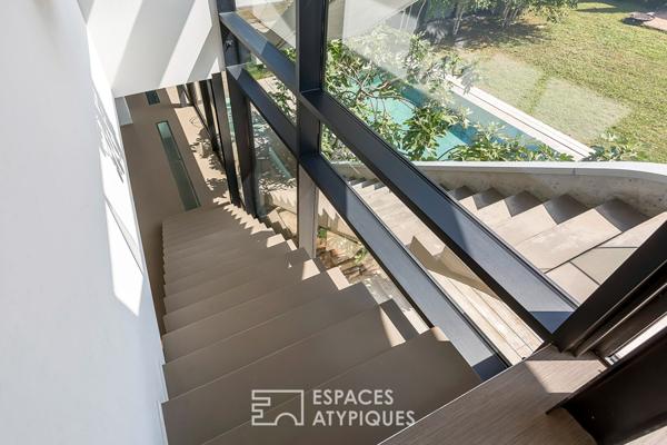 Villa d’architecte aux lignes modernes avec piscine dans le Bourg de Caluire-et-Cuire