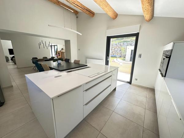 Rognes Villa Rénovée d'Exception sur 2 Hectares avec Piscine et Vue Nature