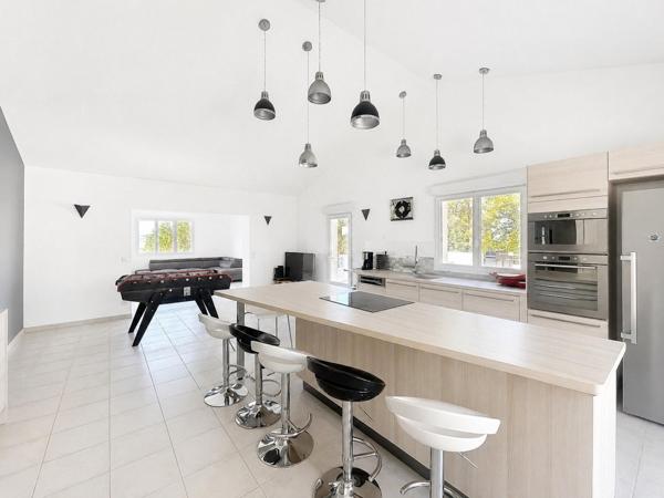 VILLA FAMILIALE AVEC VUE PANORAMIQUE, PISCINE ET POOL HOUSE