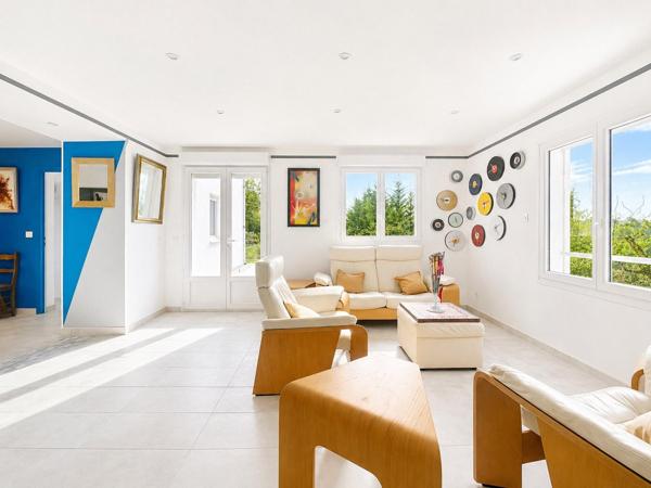 VILLA FAMILIALE AVEC VUE PANORAMIQUE, PISCINE ET POOL HOUSE