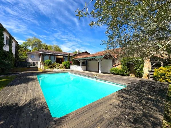 MAISON À VENDRE COEUR DE VILLE 130M2 AVEC PISCINE ET DÉPENDANCE