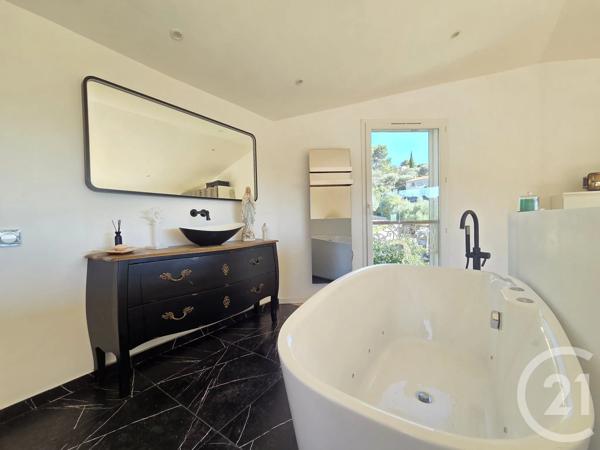 Maison à vendre  5 pièces - 123 m 2   OLLIOULES  - 83