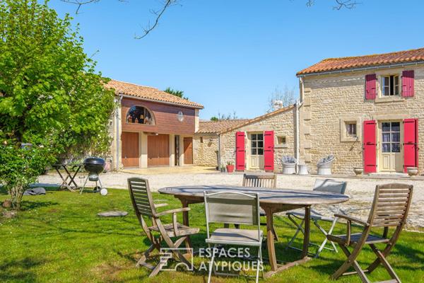 Bâtisse en pierre avec piscine et dépendance aménagée